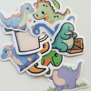 10st dinosaurier klistermärken/stickers  - Klistermärken/stickers Motiv: dinosaurier  Antal: 10st  Skick: ny/oanvänd Kul att använda till pyssel, scrapbooking och annat. Kan tex användas till att dekorera din bärbara dator, skateboard, resväska, 