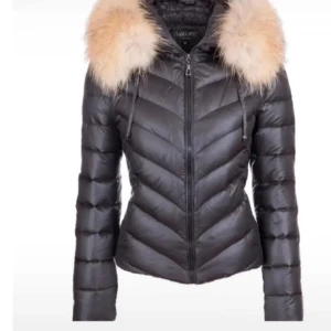 Hollister jacka 34  - Bra skick, inte mycket använd. Säljer då den är för liten på mig. Den är varm och passar bra nu intill vinter ❤️