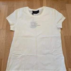 Vit T-shirt  - Superfin T-shirt i storlek S från Peak Perfomance!! Aldrig använd med lappen kvar 🩷🩷