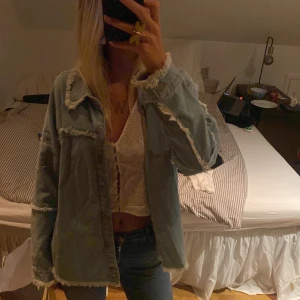 Denim jacka med fransar - Svin cool jacka! Passar till allt