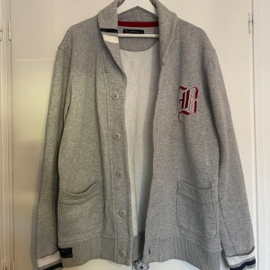 Kofta  - Säljer denna herr koftan från Bondelid i stl L. Skriv om du har frågor!