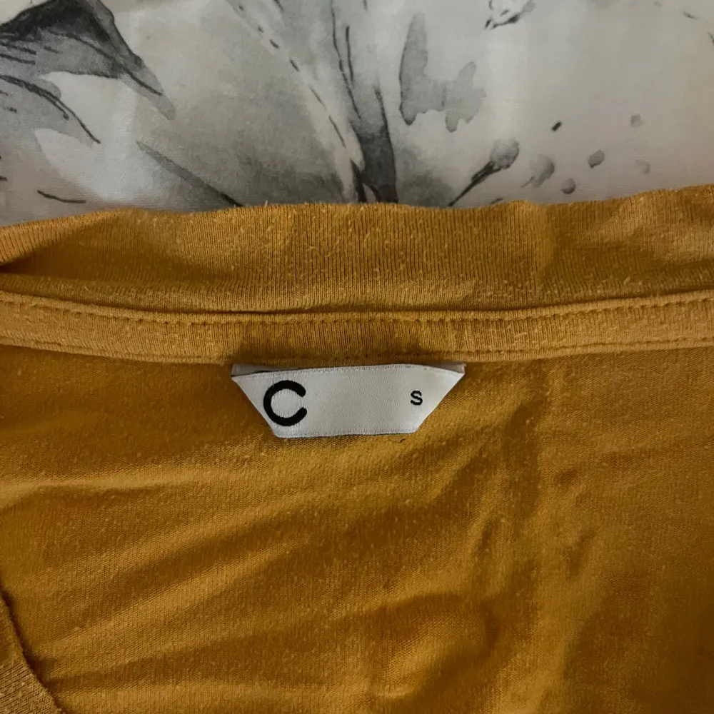 Fin orange tröja med V neck. ✨️ Väldigt skönt material! Lite skrynklig men det är bara att stryka!. Neuletakit & Villapaidat.