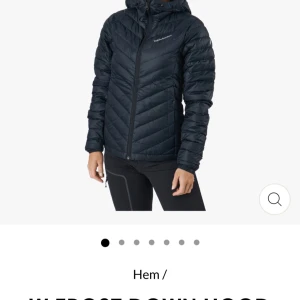 Peak performance jacka w frost  - Jacka i nyskick då jag endast använt den två gånger. Svart i storlek s.   Skriv för fler bilder:)   Nypris: 2799kr Mitt pris: 2000kr  Vid snabb affär kan priset diskuteras:) 