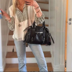 Zara blus  - Säljer denna snygga zara blus 