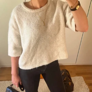 Stickad tshirt mohair  - Stickad tshirt, ingen lapp i men tror det är mohair blandning 💕💕