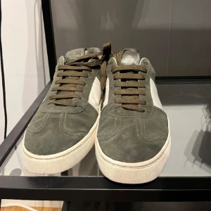 Valentino flycrew - Feta flycrews i mörk grön färg. Skick 7/10 - relativt använda. Några nitar borta annars okej skick