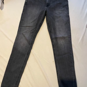 Jack and Jones jeans  - I jättebra skick förutom Ett litet defekt . Se på bild . Modell skinny Liam storlek 164 14 y Färgen är mörkgrå