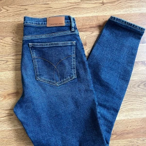 Jeans, Calvin Klein, skinny high rise W29 - Blåa jeans från Calvin Klein, modell high rise skinny, blueville.  I mycket fint skick.  99% bomull, 1% elastan.  Mått: W29 Midja ca 39 cm Benlängd yttre ca 94 cm Benläng inre ca 70 cm