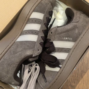 Adidas campus  - Super fina campus i den perfekta färgen du får med dig två snören ❤️ ändast använda en gång så ser ut som nya 