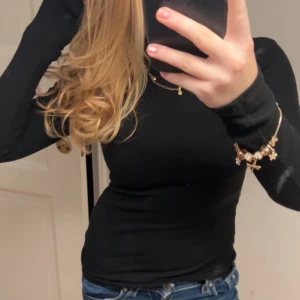 Långärmad tight tröja - Hög nacke på tröjan, den är svart blev bara ljusare på grund av blixten i sista bilden 💕