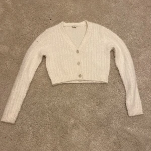 Vit fest kofta. stl. 146/152 - En fin vit kofta från lindex. En pärla är borta på varje knapp men syns inte i hel heten tycker jag! Skriv om ni vill diskutera nått!💕