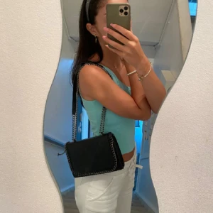 Stella mccartney liknande väska - Jättefin väska som har köpts på Plick men inte kommit till användning💕 lånade bilder💕