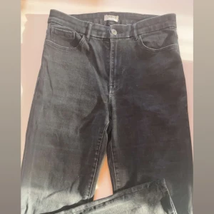 Svarta bootcut jeans - Använda fåtal gånger Fint skick Jeans ifrån Lindex (Mira)