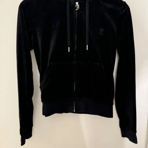 Juicy couture tröja  - Svart juicy couture velour tröja. Använd men i väldigt bra skick.  