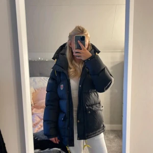Fjällräven jacka - Säljer min jätte fina fjällräven jacka. Köpt förra vintern! Säljer då jag vill ha en annan Jacka❤️ den är womens L, och passar bra på mig som är M, passar även S lite oversized☺️ pris går att diskutera!!!