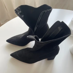 Spetsiga klackskor i sametsliknande material - Kommer tyvärr aldrig till användning, därav i mycket gott skick. 