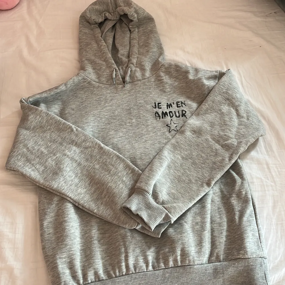 Säljer denna fina söta je m en amour hoodien. Metallgrejerna på snöret e tyvärr borta men fortfarande lika snygg😍. Hoodies.