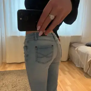 Lågmidjade bootcut jeans från John baner!! Jätte fin wash och nyskick💘💘inner ben ca 75 cm! 400 kr+ frakt men pris kan diskuteras 💘