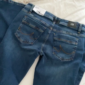 Blå jeans från LTB - Säljer mina jätte fina LTB jeans då jag var för sen med att lämna tillbaka dom, helt nya med alla lappar kvar!! Strl 29/34 men passar mig som har S i byxor, nypris 890 kr💞💞