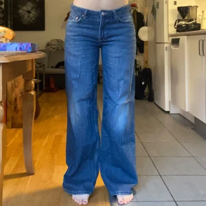 Jeans - Säljer dessa snygga weekdayjeans! Använda ca 5 ggr (köpta i oktober). Modellen heter: Ample Low Loose Jeans. Lite slitningar längst ner (se sista bilden) Jag är 170! Nypris: 599 kr