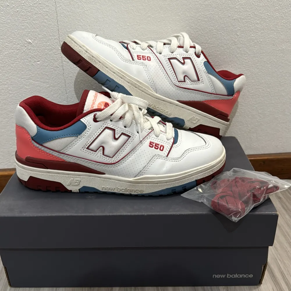 Jätte fina limited edition new balance 550 i storlek 40 men passar 39 oxå då de är lite små i storleken. Andhämtning få tal gånger. Nypris 1195kr. Mitt pris 850kr. Köparen står för frakten! . Skor.