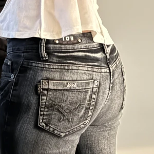 Svarta jeans med bootcut - Säljer ett par snygga svarta jeans från EDC i bootcut-stil. De har en cool tvättad look och är perfekta för både vardag och fest. Jeansen är i mycket bra skick. Perfekta för höst och vår!