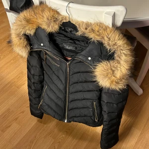 Hollies jacka - Hollies jacka i storlek 36/S. Förutom 2 små slitningar på armbågen (se näst sista bild) och på ett ställe inuti jackan (se sista bild) så är den i bra skick.