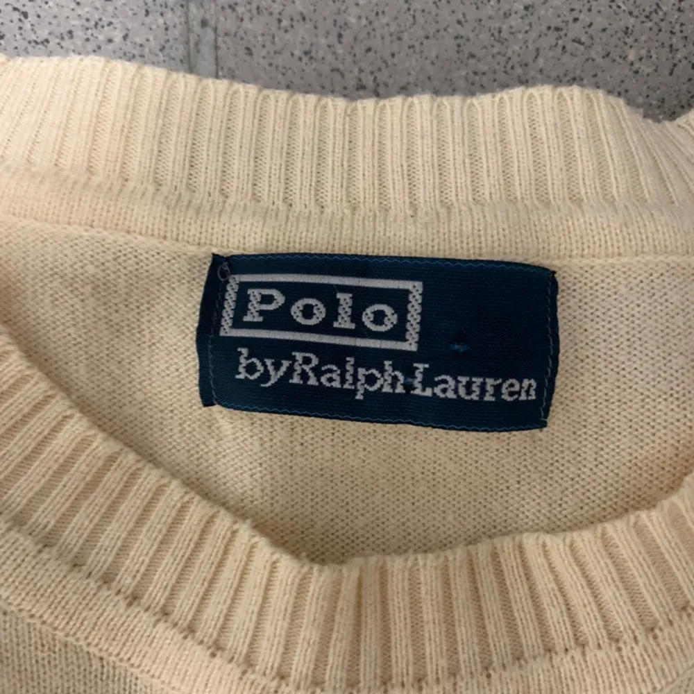 Säljer en stilren beige tröja från Polo Ralph Lauren. Den är i bra skick och har en klassisk design med en liten broderad logga på bröstet. Perfekt för både höst, vinter och vår! Ull blandat med kashmir. Strlk M. Priset kan diskuteras vid snabb och smidig affär💯. Tröjor & Koftor.