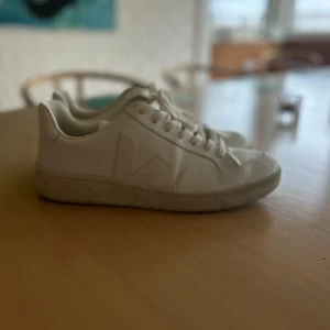 Veja sneakers vita - Vita sneakers från veja i storlek 45. Skorna är i princip helt nya och har bara använts kanske 5 ggr och är därmed i helt perfekt skick. Hör av er för mer frågor