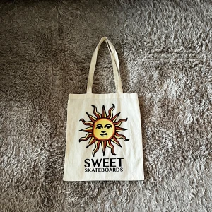 Sweet Skateboards Tote bag - Säljer en cool tygväska från Sweet Skateboards. 