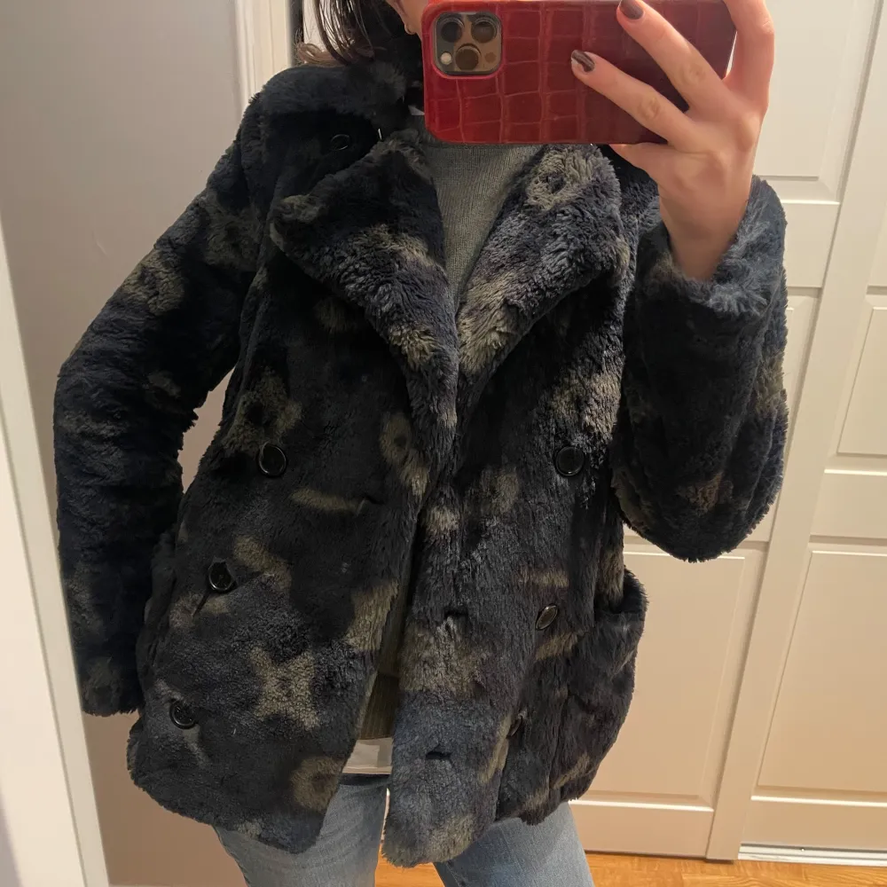 Säljer en av mina favorit jackor från Zadig & Voltaire!! Päls med leopard mönster i blått och grönt! Perfekt till hösten och vintern! Säljs på vestiare för ca 2000kr, köpt för ca 5000 ❣️. Jackor.