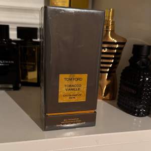 Säljer en Tom Ford Tobacco Vanille Eau de Parfum 100 ml kommer i orginal förpackningen samnt har notino lådan från köpet parfymen är oöppnad