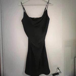 Svart satin klänning  - Svart slip on klänning i satin tyg från ginatricot säljer då jag aldrig använt den