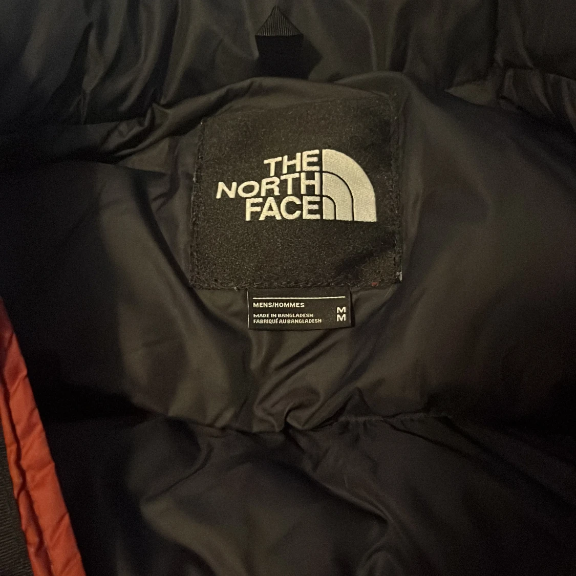 Röd och svart dunjacka från The North Face - 92