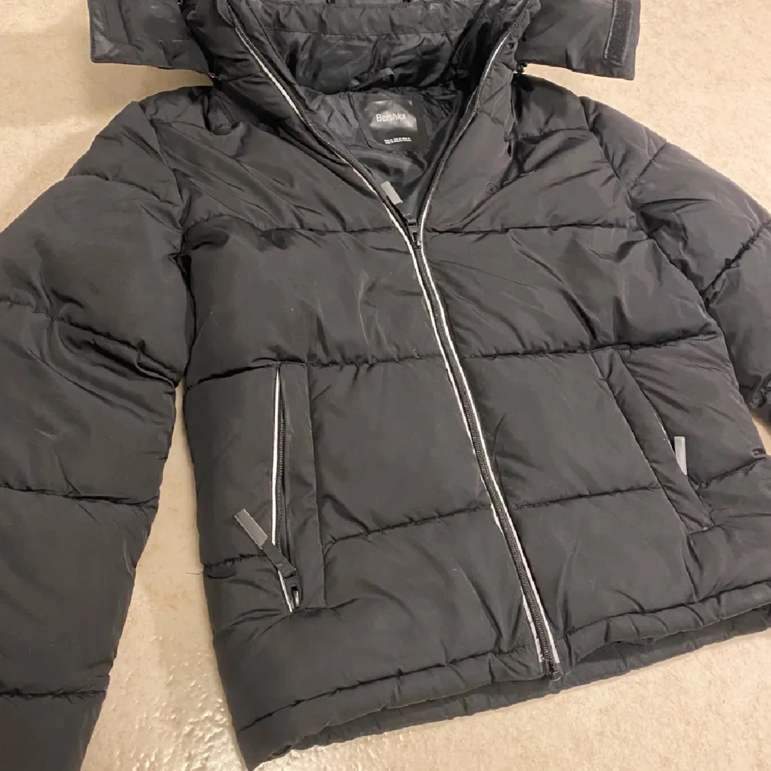 Svart pufferjacka från Bershka - 90