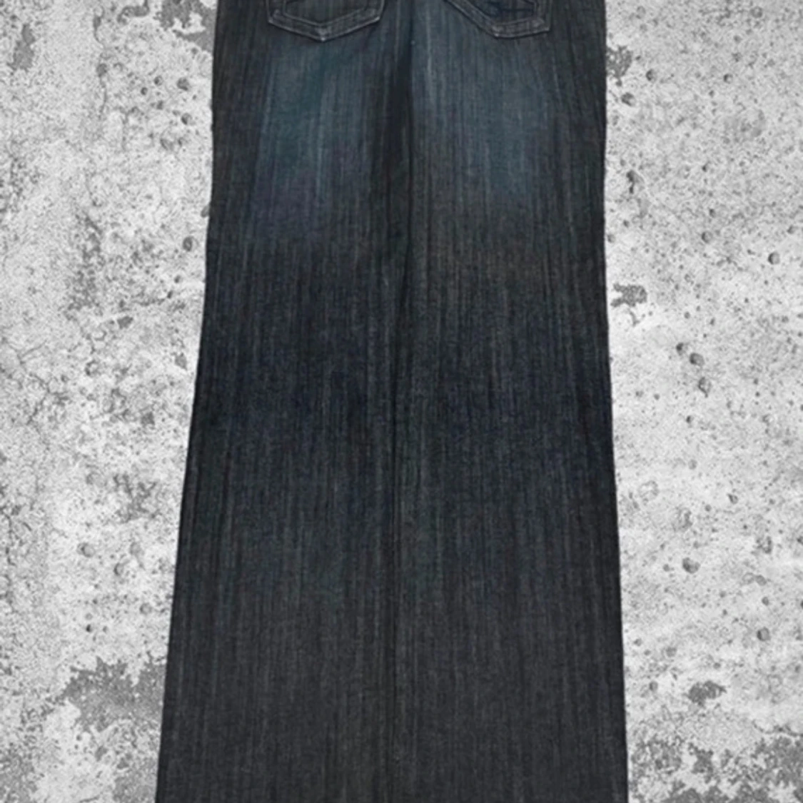 Mörkblå jeans med broderade bakfickor - 90