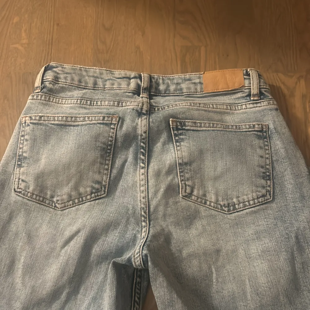 Säljer ett par ljusblå bootcut/straight jeans från Gina Young❤️ har en klassisk femficksdesign och en knappgylf. Passformen är normal och de är riktigt bekväma att ha på sig❤️ . Jeans & Byxor.