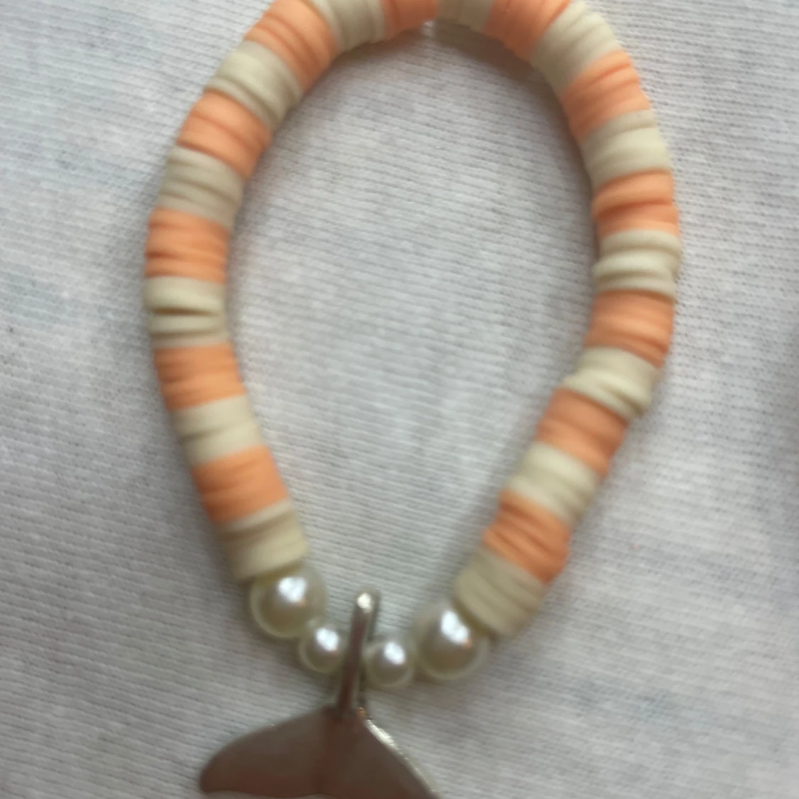 Färgglatt armband med pärlor och berlock - 91