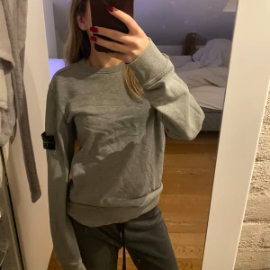 Stone island tröja  - Storlek s i man men passar mig som har xs, inga defekter eller skador 