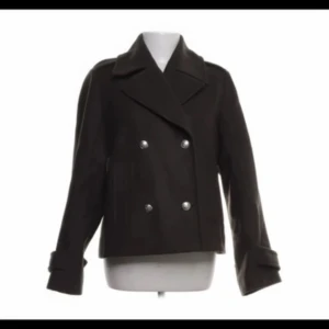 Svart skepparkavaj - Snygg svart skepparkavaj i mycket bra skick. Perfekt för höst och vår, och ger en stilren look till vilken outfit som helst. Mörk grön färg 