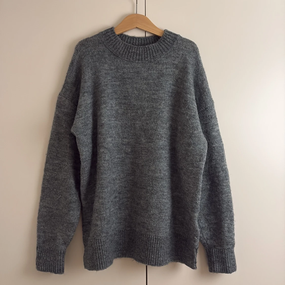 Grå stickad tröja från STAY
