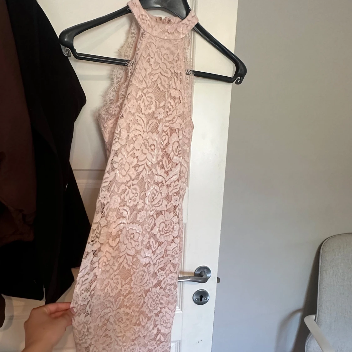 Ljusrosa spetsklänning - 90