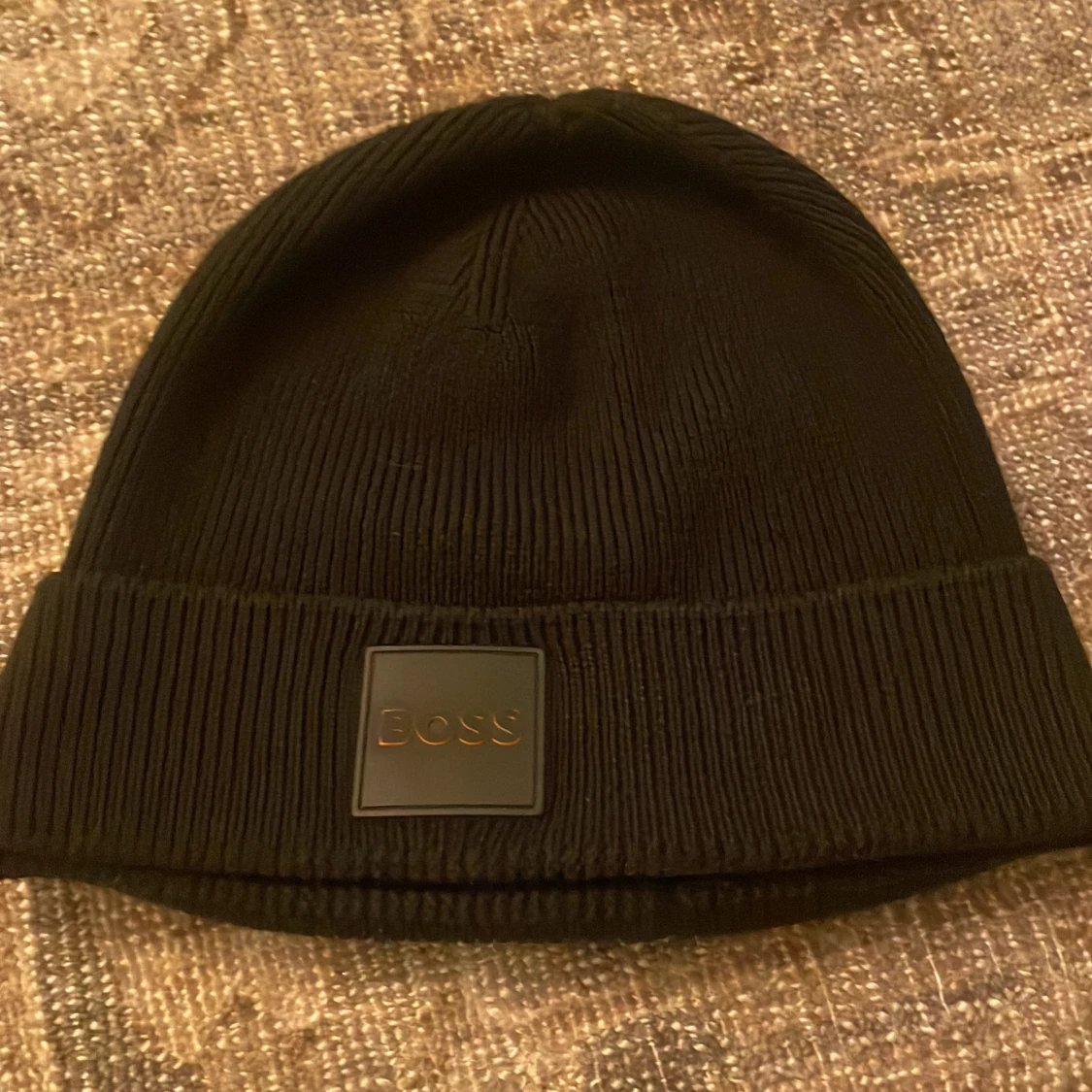 Svart ribbad mössa från Boss