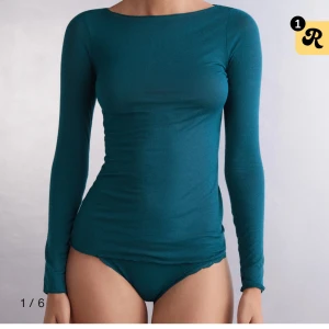 Petrolblå långärmad topp - Säljer en snygg petrolblå långärmad topp i tight passform. Perfekt för både vardag och fest. Toppen är i ett mjukt och stretchigt material som sitter skönt mot kroppen. Den har en enkel och stilren design som gör den lätt att matcha med olika outfits. Köpt för original-pris och säljer för 400kr då den knappt kommit till användning😊