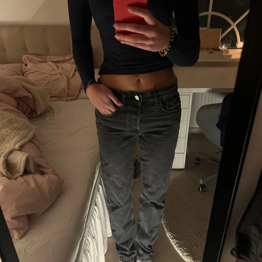 Raka Lågmidjade jeans från zara, storlek 36. Jeans & Byxor.