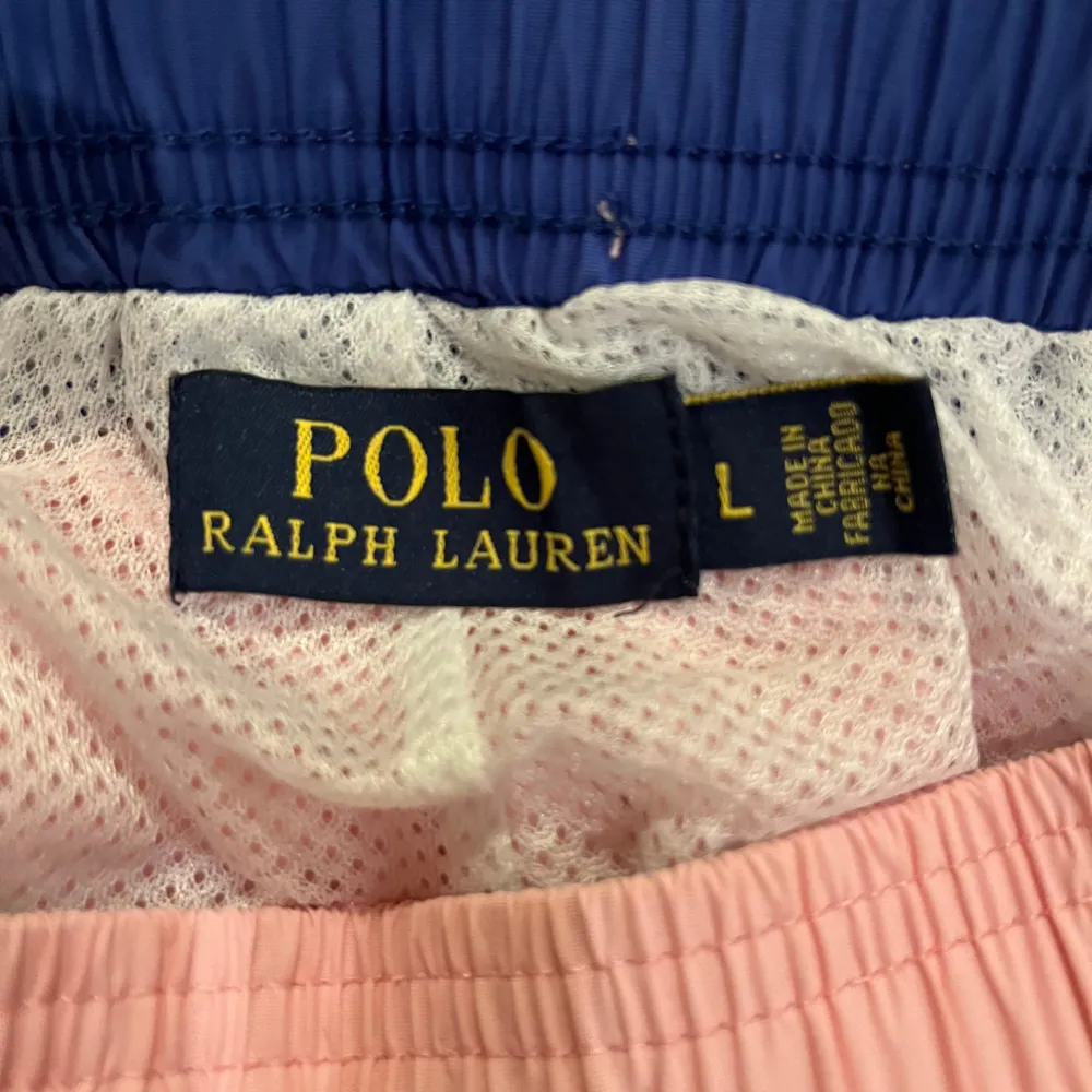 Säljer ett par snygga rosa shorts från Polo Ralph Lauren i storlek L, men passar mer som M. De har en elastisk midja och en liten broderad logga i blått på framsidan. Perfekta för sommardagar vid stranden eller poolen! 🏖️. Shorts.