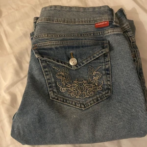 Blå H&M jeans  - Dem super populär hm jeansen som inte går att köpa nå mer 💕☺️ Öppen för prisförslag 💕 skriv för fler bilder eller intresse 💕☺️ storlek 38 men funkar som 36 också ☺️💕