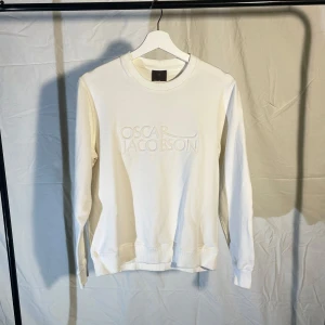 Oscar Jacobson tröja  - Oscar Jacobson tröja i  fint skick, modellen är 174cl och 67kg , storlek XS, storlek S men liten i storlek så storlek XS. Skriv vid fundering eller fråga 👀