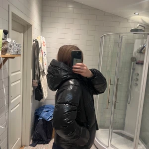 Svart pufferjacka från Vero Moda - Säljer min svarta, lite glansiga jacka som är slutsåld överallt. Har bara använt den två ggr men insåg snabbt att det inte var min stil riktigt. Alltså är den som ny. Nypris ca 800kr.