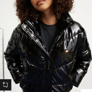 Svart glansig pufferjacka från Ellesse / Tarantino - Säljer en svart glansig pufferjacka från Ellesse / Tarantino. Jackan har en hög krage och dragkedja framtill. Perfekt för kalla dagar med sin varma och vadderade design. Den har en cool och modern look som passar perfekt till vinterns alla outfits. 🖤. Köptes i december 2023, använd fåtal ggr under den säsongen. Nypris 1745kr